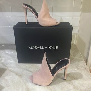 NUDE KENDALL & KYLIE ESSIE size 7M NIB NBW